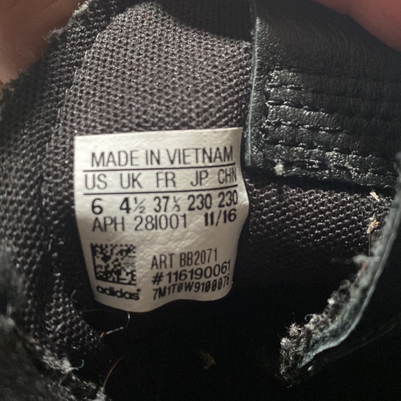 ADIDAS high cutWomen’s size6.0 shoes. Used once and in good shape. - Picture 4 of 4